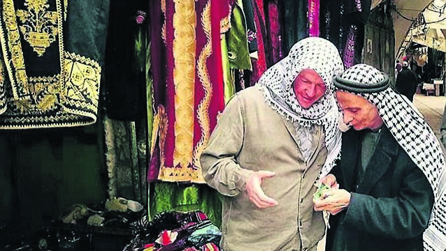 <p class="contextmenu internal_Caption">Sam Simpson haggling in a Hebron market on his stay in the West Bank</p> <p class="contextmenu internal_Caption">Sam Simpson haggling in a Hebron market on his stay in the West Bank</p>