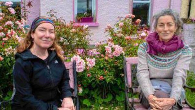 <p class="contextmenu internal_Caption">Carrie Crowley (right) with Frances Gallagher at Roches Point in the TG4 documentary Sáile </p> <p class="contextmenu internal_Caption">Carrie Crowley (right) with Frances Gallagher at Roches Point in the TG4 documentary Sáile </p>