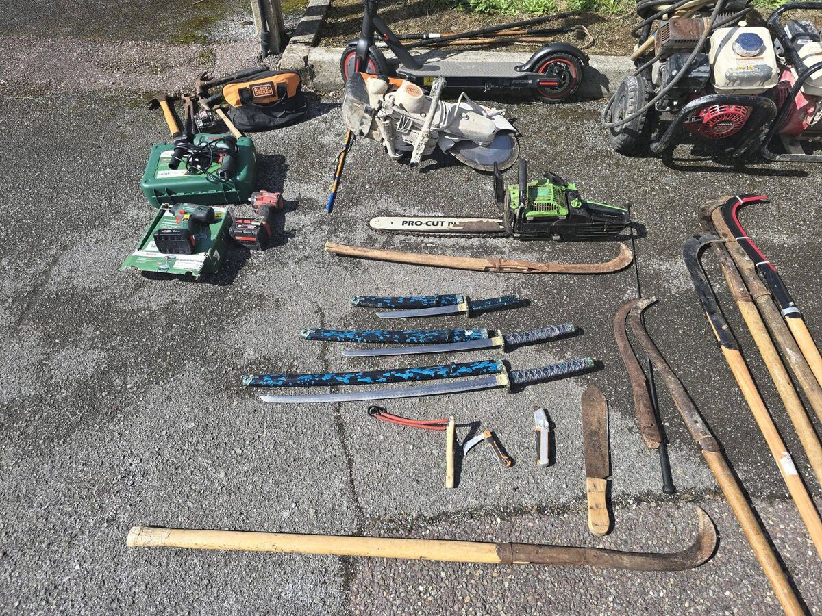 The weapons seized included slash hooks, hammers, baseball bats, machetes, swords and slingshots. Two caravans were also seized. The weapons seized included slash hooks, hammers, baseball bats, machetes, swords and slingshots. Two caravans were also seized.