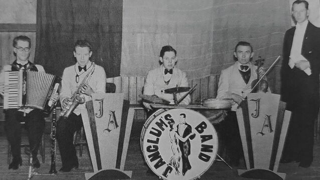 <p>The Anglum’s Band, from left, Steve Ahern, accordion, Billy Anglum, alto sax, Brendan Guerin, drums, Tommy Courtney, violin, Jerry Anglum, leader /piano</p> <p>The Anglum’s Band, from left, Steve Ahern, accordion, Billy Anglum, alto sax, Brendan Guerin, drums, Tommy Courtney, violin, Jerry Anglum, leader /piano</p>