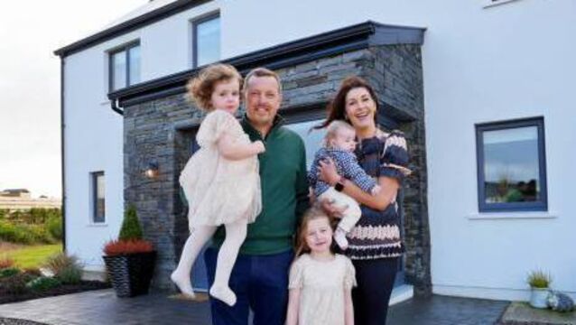 <p class="contextmenu internal_Caption">Kate, Ross and family in Home Of The Year</p> <p class="contextmenu internal_Caption">Kate, Ross and family in Home Of The Year</p>